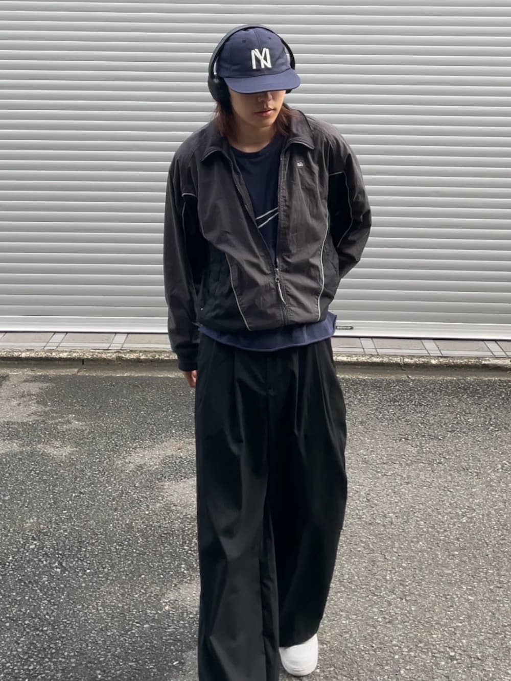 「レイヤードスタイル、モノトーン、キャップ、ネイビー、Tシャツ、ナイロンジャケット、NIKE、白スニーカー、エアフォースワン、スラックス、モノトーンコーデ、古着MIX、ストリート、きれいめカジュアル、デートコーデ」｜「Cooperstown Ball Capの【COOPERS TOWN BALL CAP】LOGO CAP キャップ（キャップ、ブルー系）」を使った、''r_e_n"さん（メンズ・167cm）の夏コーディネートの2枚目の写真