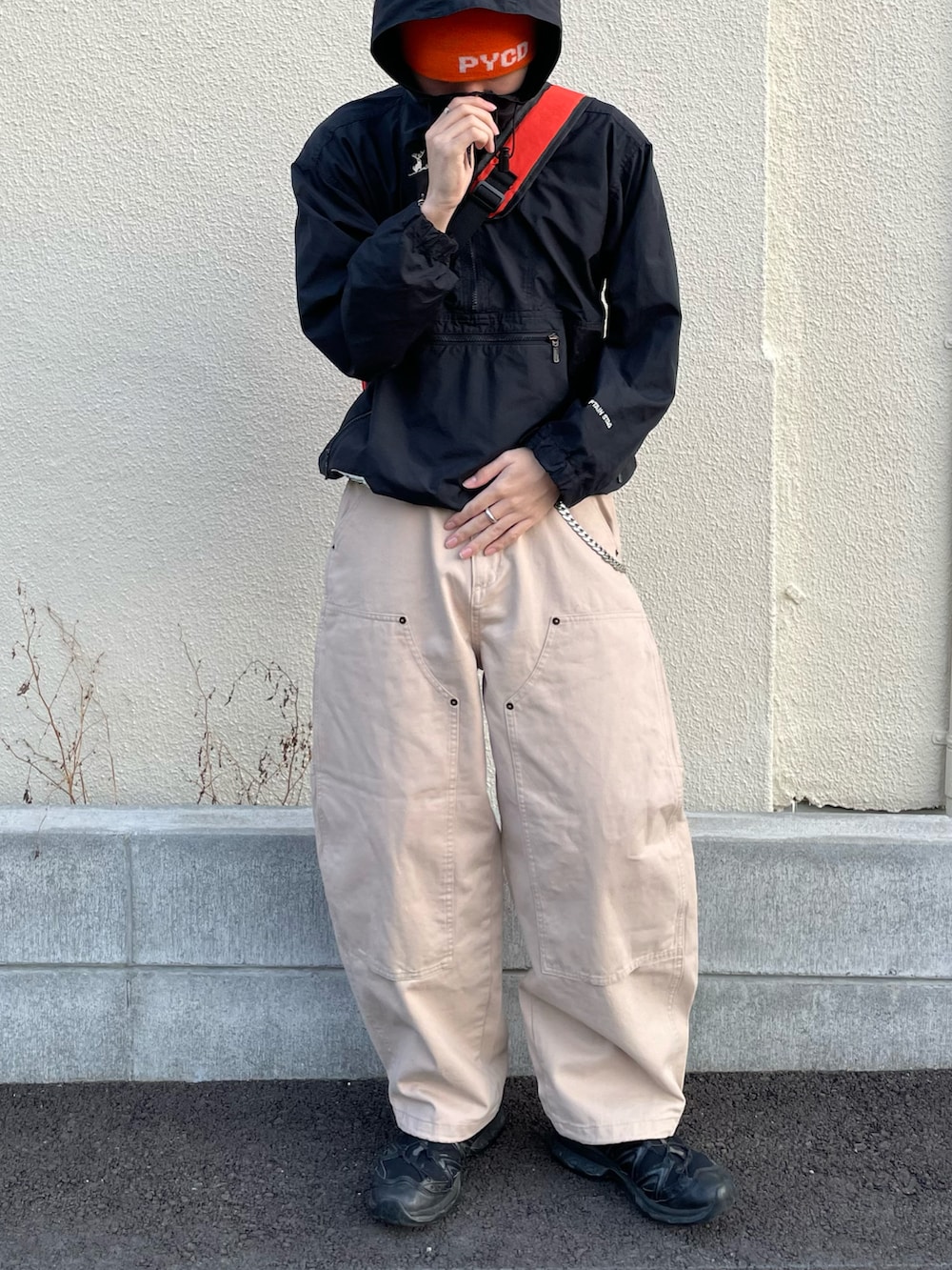 ベージュ系のその他パンツ、オレンジ系のショルダーバッグ、ブラック系のスニーカーを着用したメンズの春コーディネートの3枚目の写真