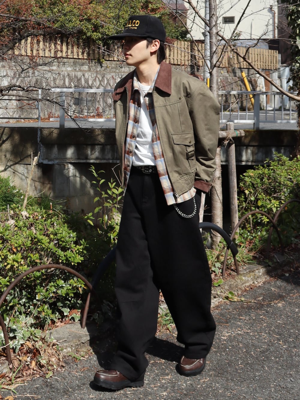 ホワイト系のTシャツ/カットソー、その他のミリタリージャケット、ブルー系のシャツ/ブラウスを着用したメンズの春コーディネートの2枚目の写真