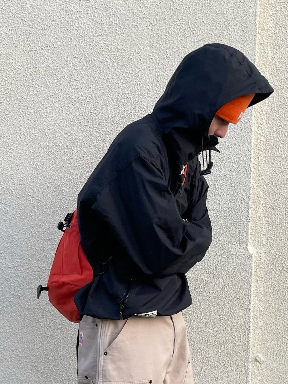 ベージュ系のその他パンツ、オレンジ系のショルダーバッグ、ブラック系のスニーカーを着用したメンズの春コーディネートの4枚目の写真