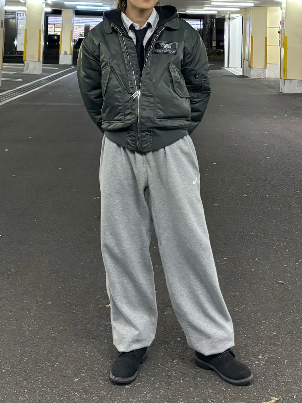 グレー系のスウェットパンツ、ブラック系のブーツ、その他のニットキャップ/ビーニーを着用したメンズの冬コーディネートの3枚目の写真