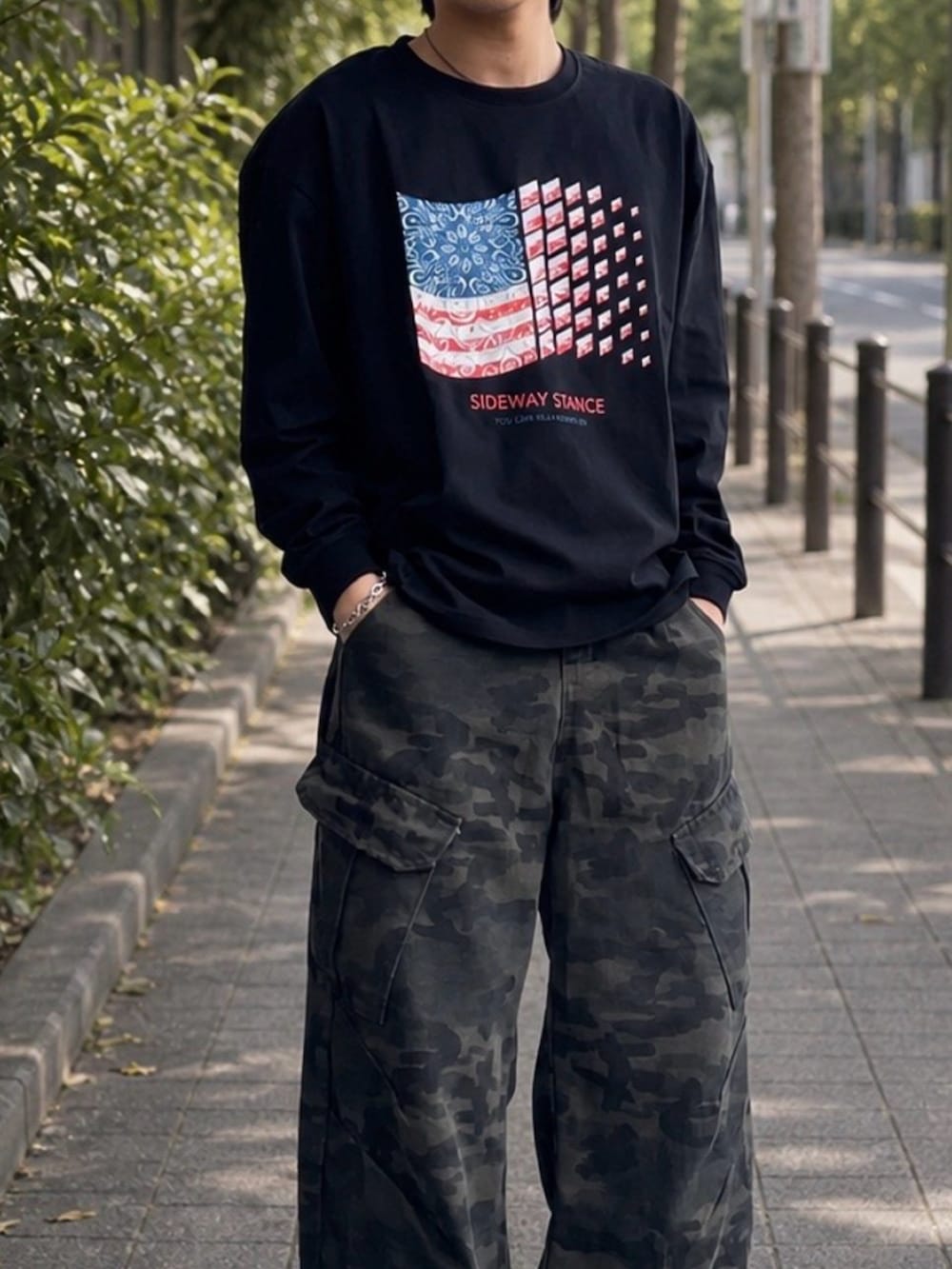 その他のカーゴパンツ、ブラック系のTシャツ/カットソー、ブラウン系のブーツを着用したメンズの春コーディネートの2枚目の写真
