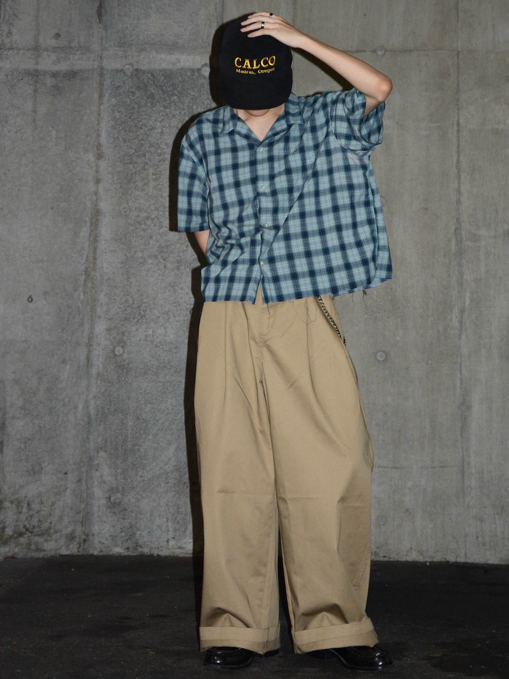 ベージュ系のチノパンツ、ブルー系のシャツ/ブラウス、ブラック系のローファーを着用したメンズの夏コーディネートの2枚目の写真