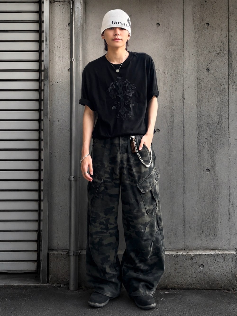 その他のTシャツ/カットソー、ブラック系のブーツ、その他のカーゴパンツを着用したメンズの夏コーディネートの2枚目の写真