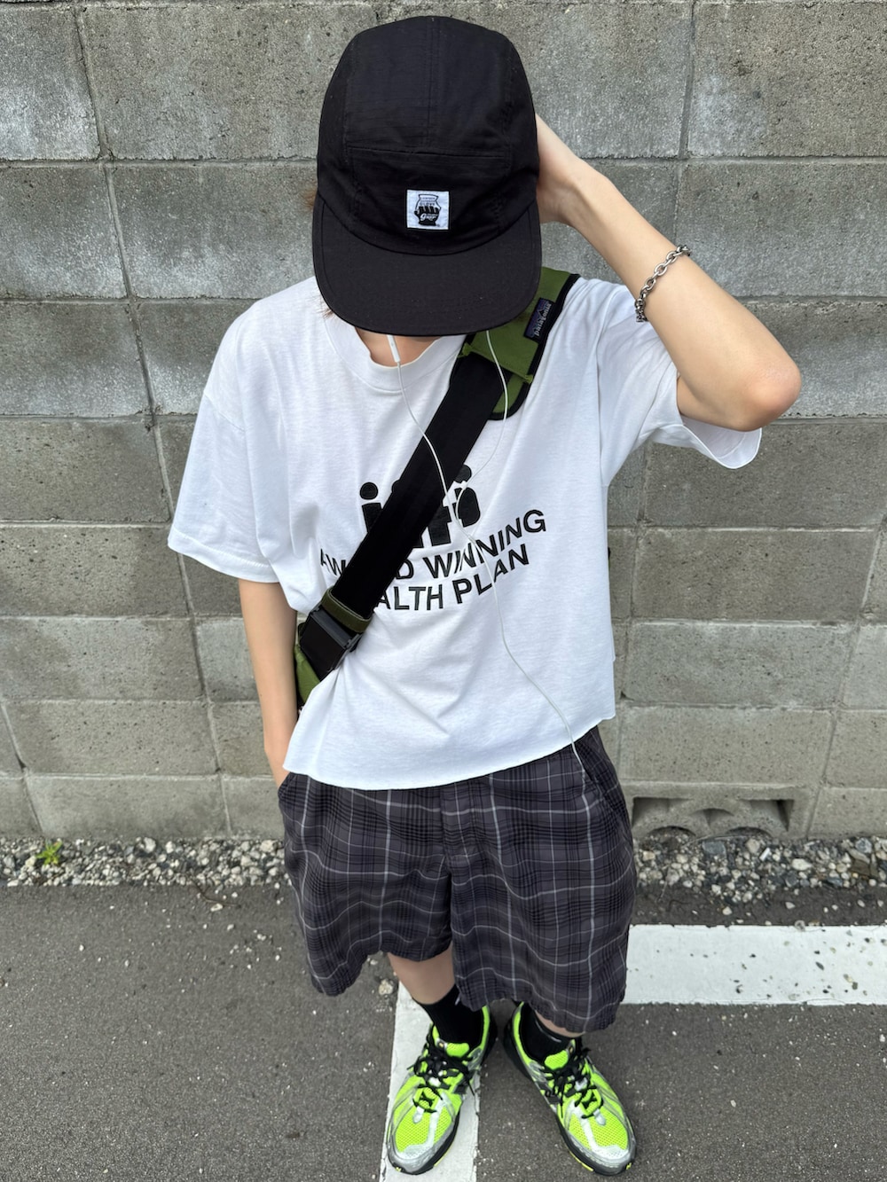 ホワイト系のTシャツ/カットソー、グレー系のパンツ、グリーン系のスニーカーを着用したメンズの夏コーディネートの2枚目の写真