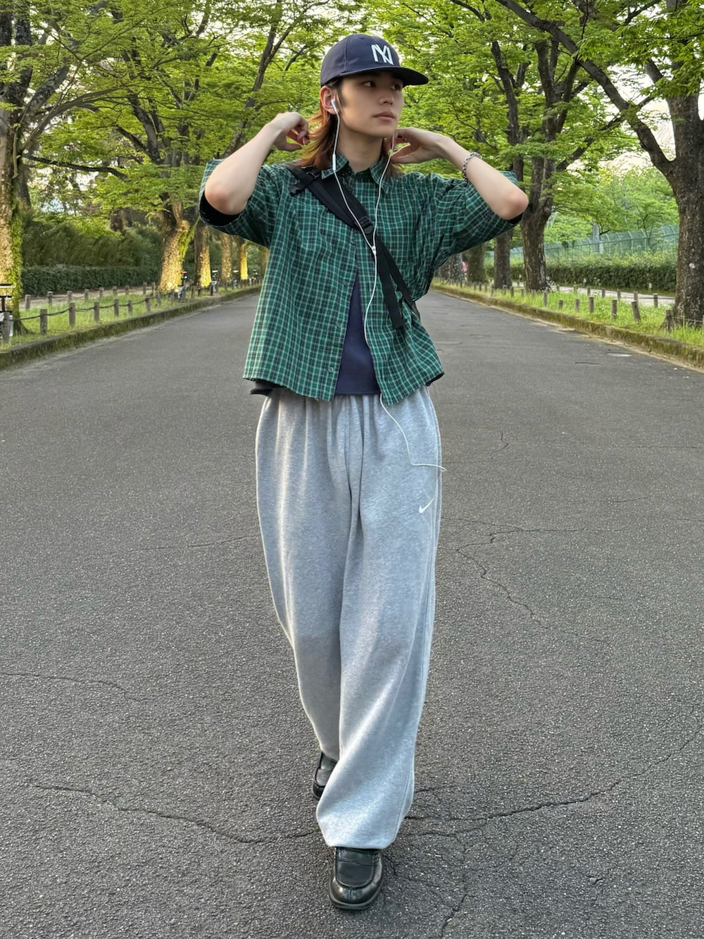 グリーン系のシャツ/ブラウス、ブルー系のTシャツ/カットソー、グレー系のスウェットパンツを着用したメンズの夏コーディネートの3枚目の写真