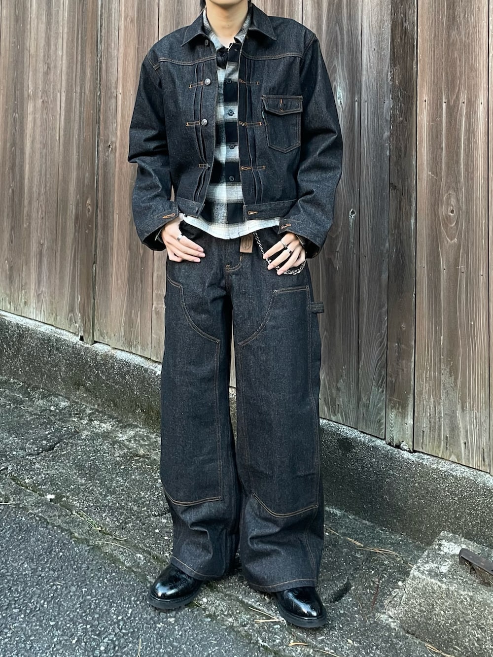 ブラック系のシャツ/ブラウス、ブラック系のデニムジャケット、ブラック系のデニムパンツを着用したメンズの秋コーディネートの4枚目の写真