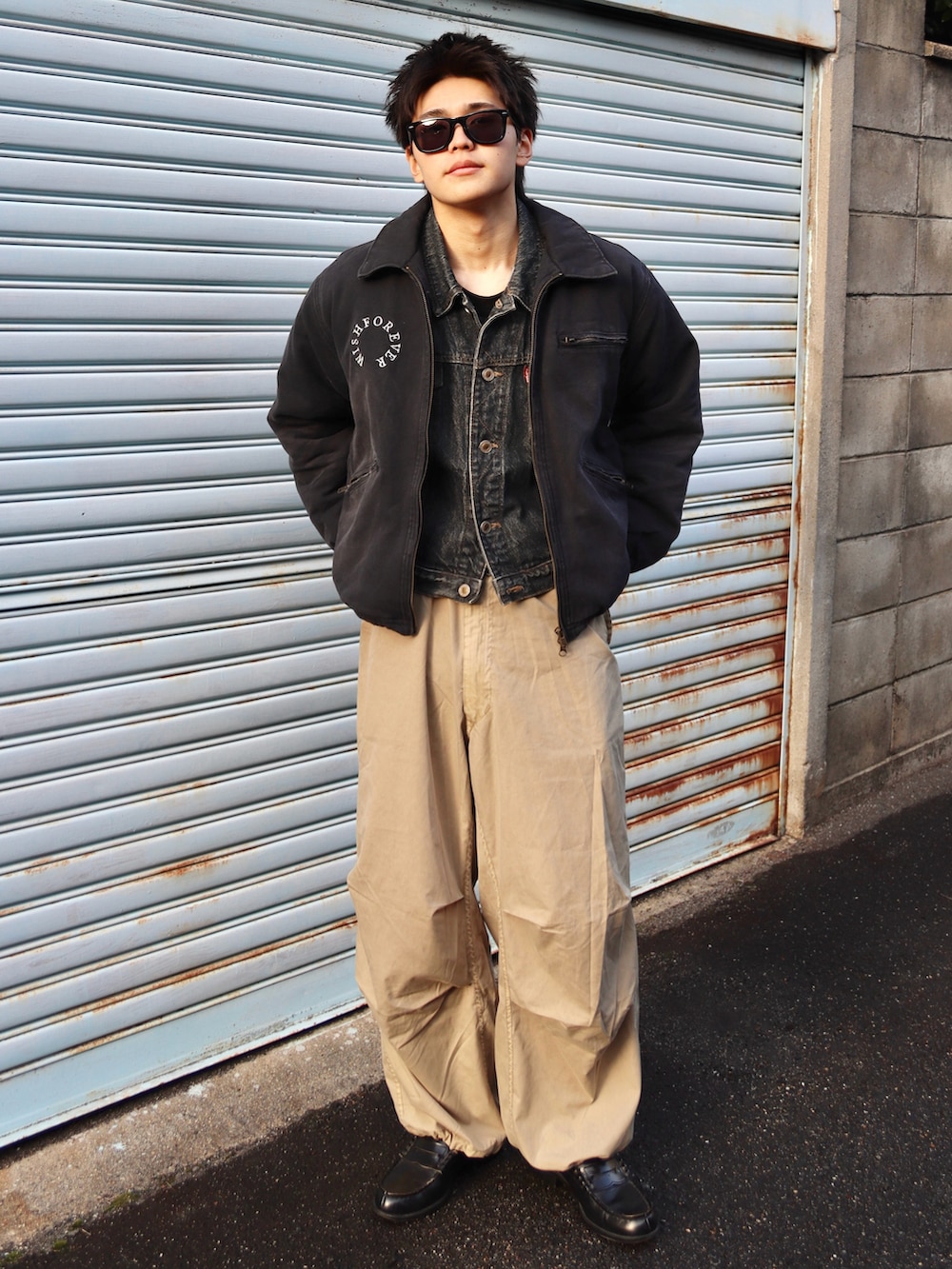 ベージュ系のカーゴパンツ、ブラック系のブルゾン、ブラック系のローファーを着用したメンズの冬コーディネートの2枚目の写真