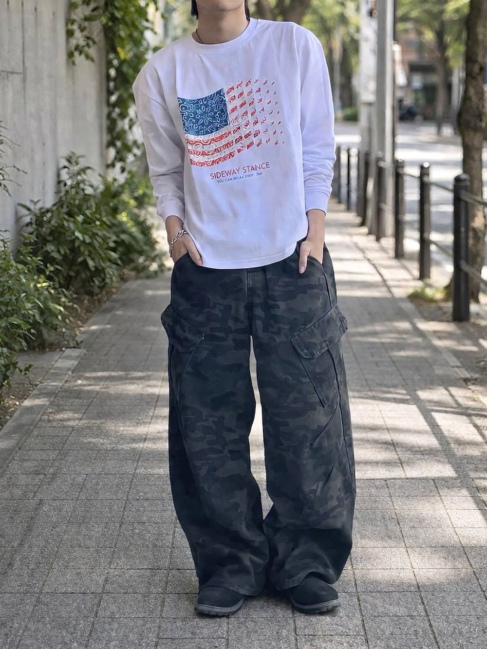 ブラック系のブーツ、ホワイト系のTシャツ/カットソー、その他のカーゴパンツを着用したメンズの春コーディネートの2枚目の写真
