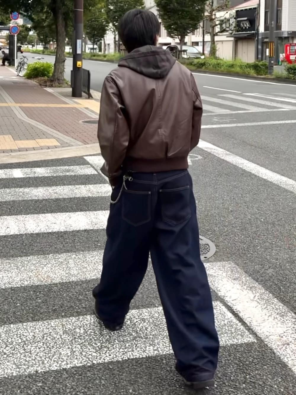 ホワイト系のタンクトップ、ブラック系のブーツ、ブラック系のパーカーを着用したメンズの秋コーディネートの4枚目の写真