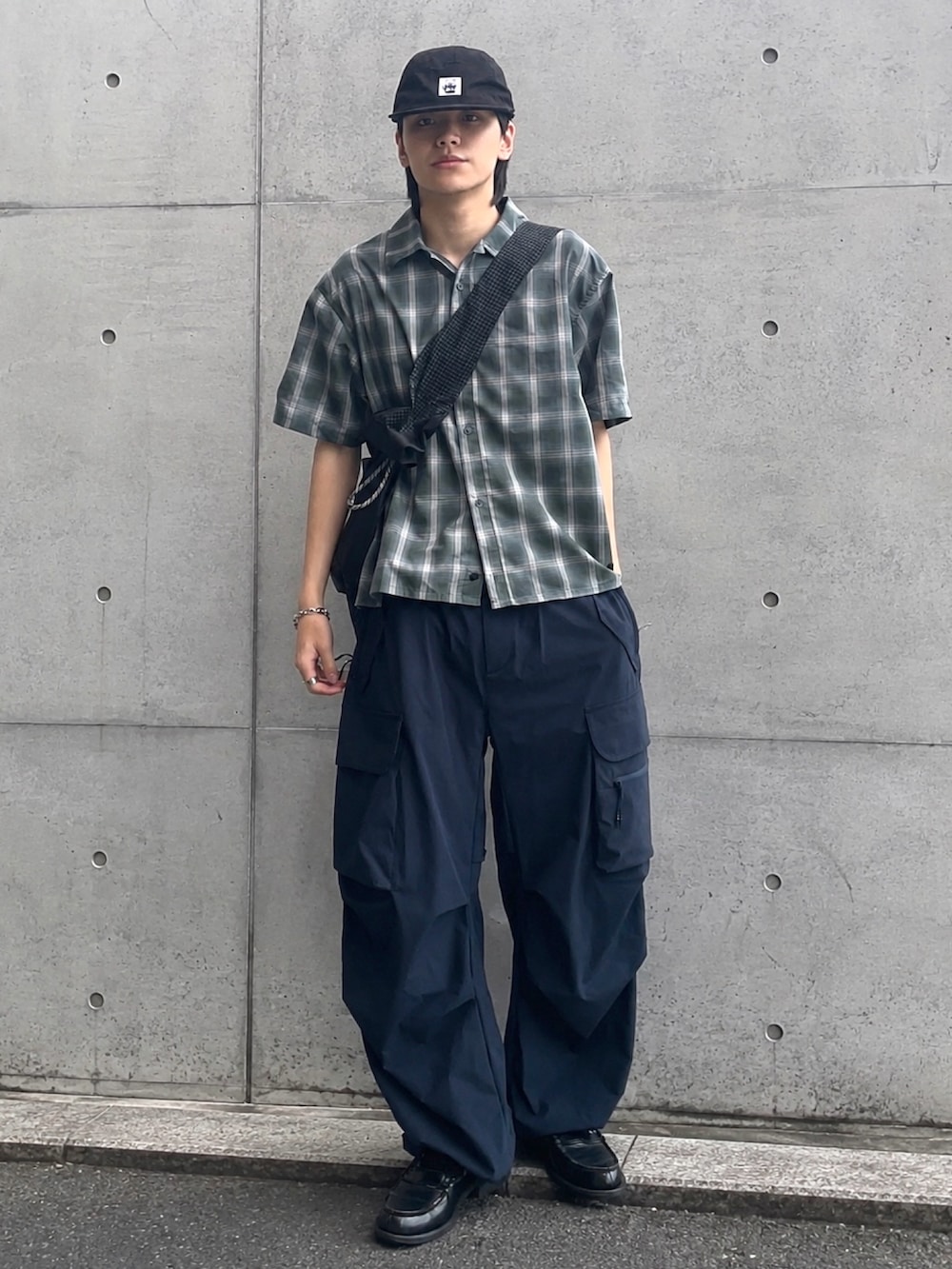 グリーン系のシャツ/ブラウス、ブルー系のカーゴパンツ、ブラック系のショルダーバッグを着用したメンズの夏コーディネートの2枚目の写真
