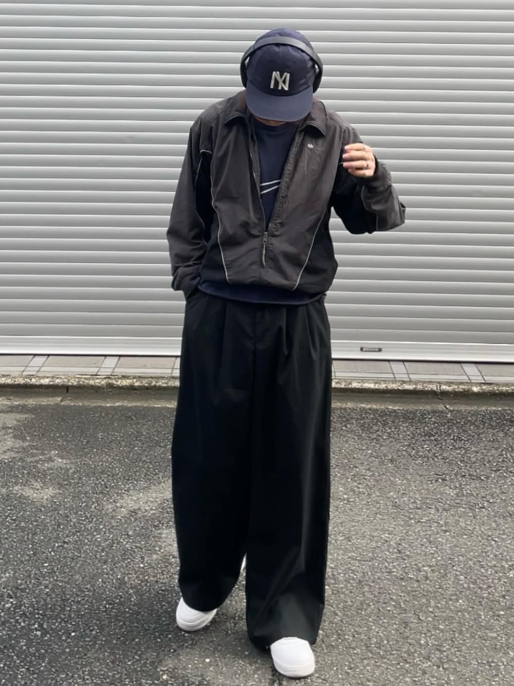 「レイヤードスタイル、モノトーン、キャップ、ネイビー、Tシャツ、ナイロンジャケット、NIKE、白スニーカー、エアフォースワン、スラックス、モノトーンコーデ、古着MIX、ストリート、きれいめカジュアル、デートコーデ」｜「Cooperstown Ball Capの【COOPERS TOWN BALL CAP】LOGO CAP キャップ（キャップ、ブルー系）」を使った、''r_e_n"さん（メンズ・167cm）の夏コーディネートの3枚目の写真