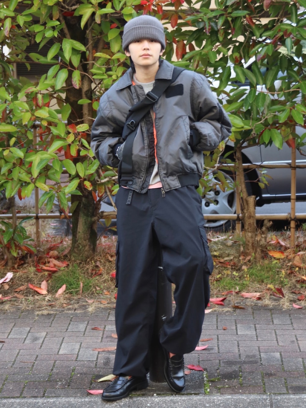ピンク系のTシャツ/カットソー、その他のMA-1、ブラック系のカーゴパンツを着用したメンズの冬コーディネートの2枚目の写真