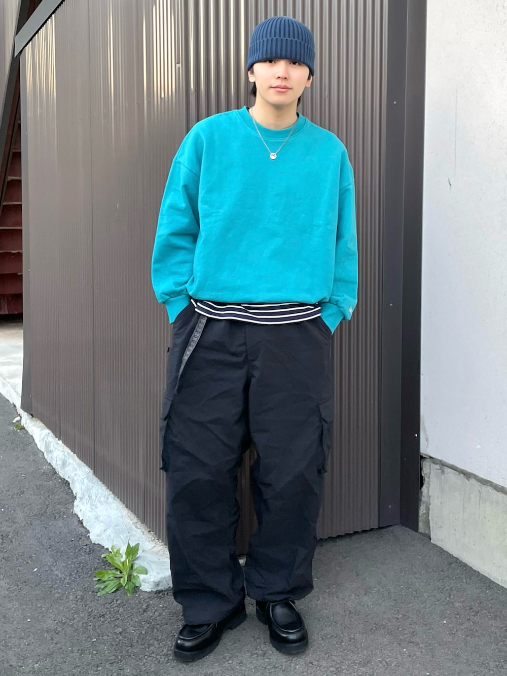 ブルー系のスウェット、ホワイト系のTシャツ/カットソー、ブラック系のドレスシューズを着用したメンズの春コーディネートの2枚目の写真