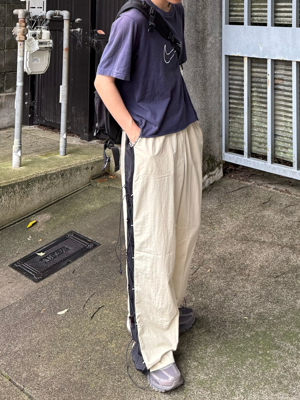 グレー系のスニーカー、ベージュ系のその他パンツ、ブルー系のTシャツ/カットソーを着用したメンズの夏コーディネートの3枚目の写真