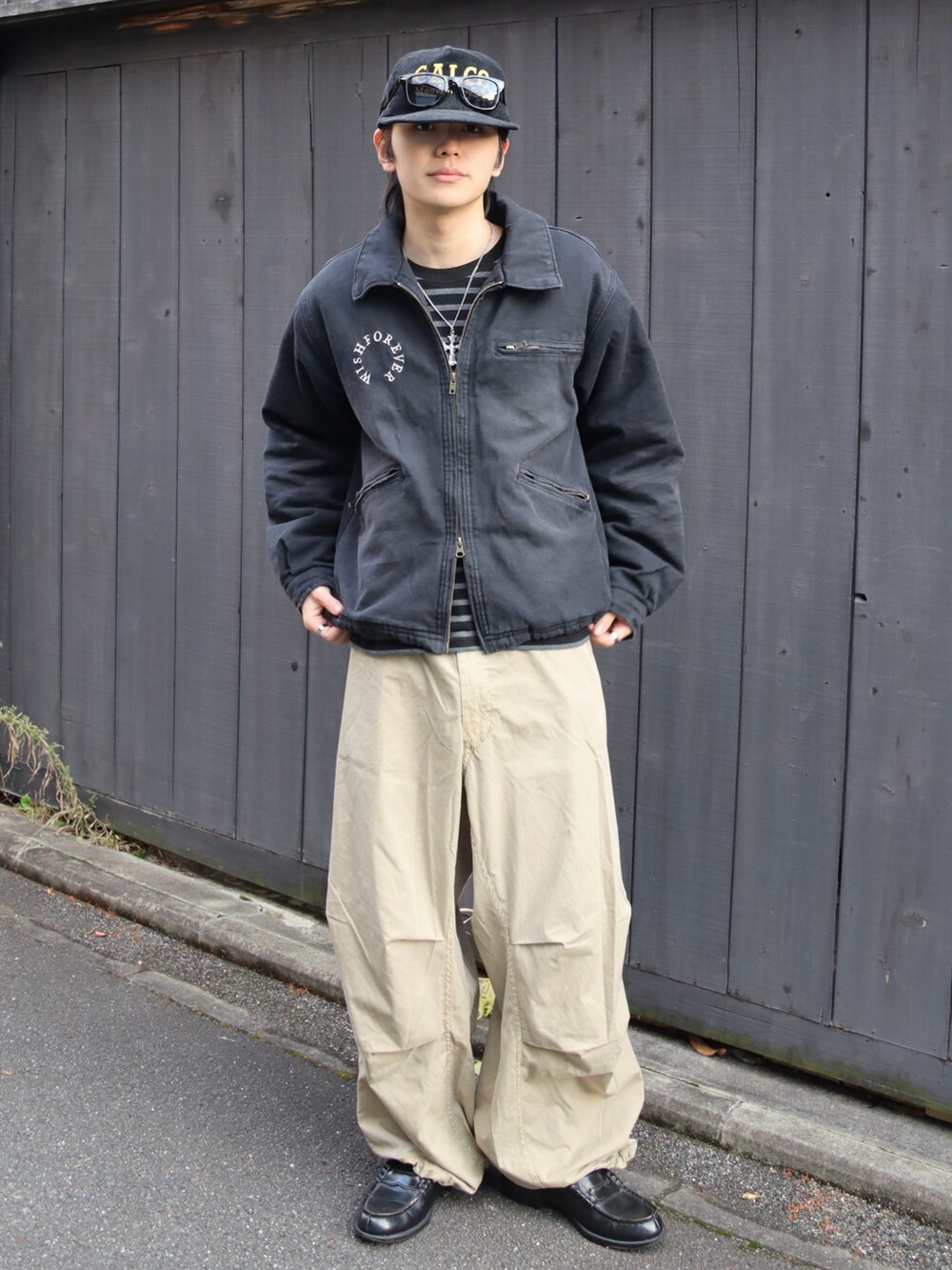 ブラック系のブルゾン、ブラック系のローファー、その他のTシャツ/カットソーを着用したメンズの冬コーディネートの2枚目の写真