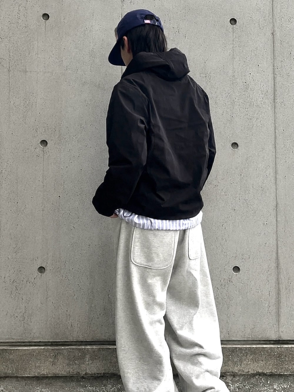 グレー系のシャツ/ブラウス、グレー系のスウェットパンツ、ブラック系のローファーを着用したメンズの夏コーディネートの3枚目の写真