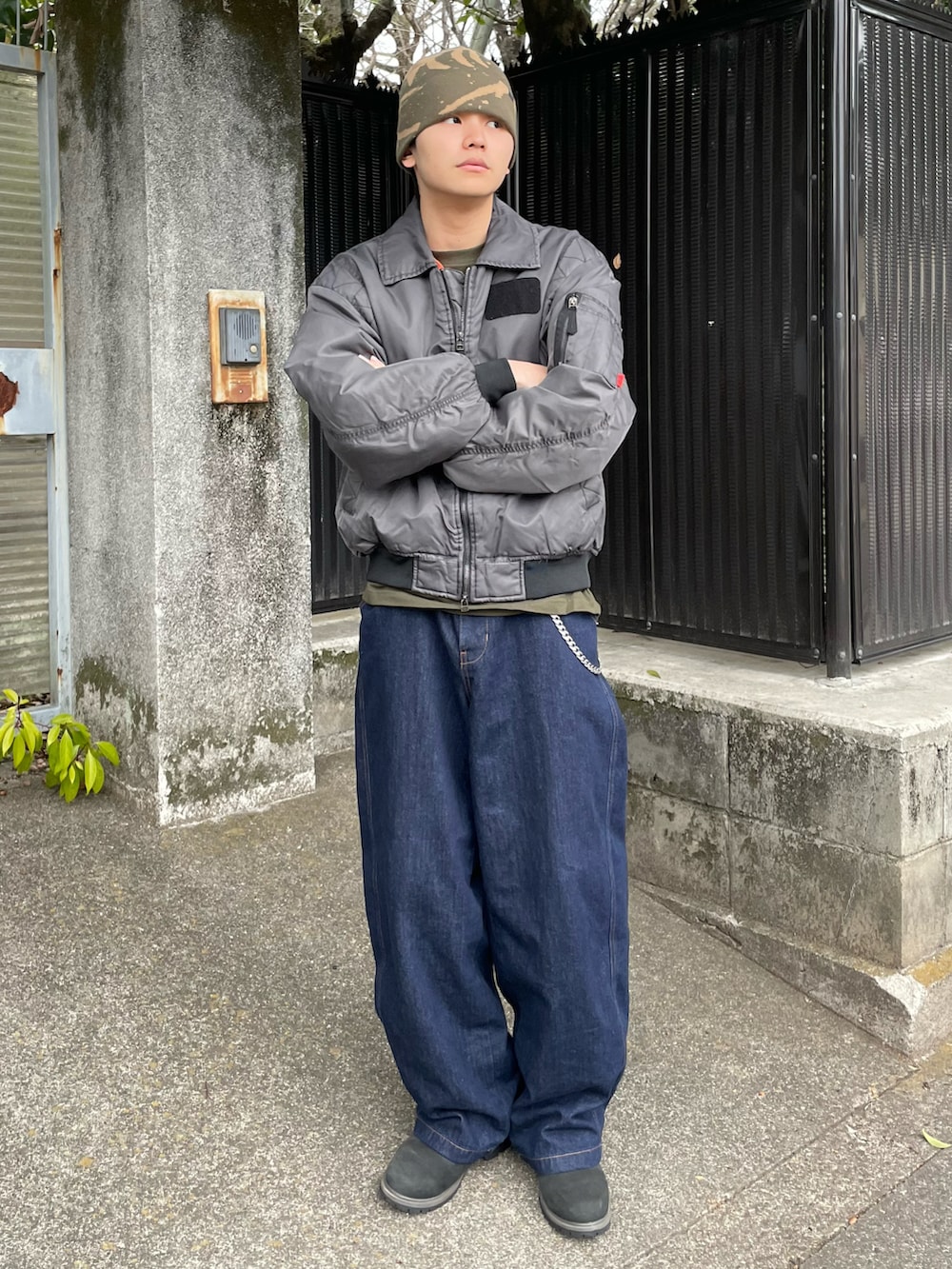 グリーン系のTシャツ/カットソー、ブラック系のブーツ、その他のMA-1を着用したメンズの春コーディネートの2枚目の写真