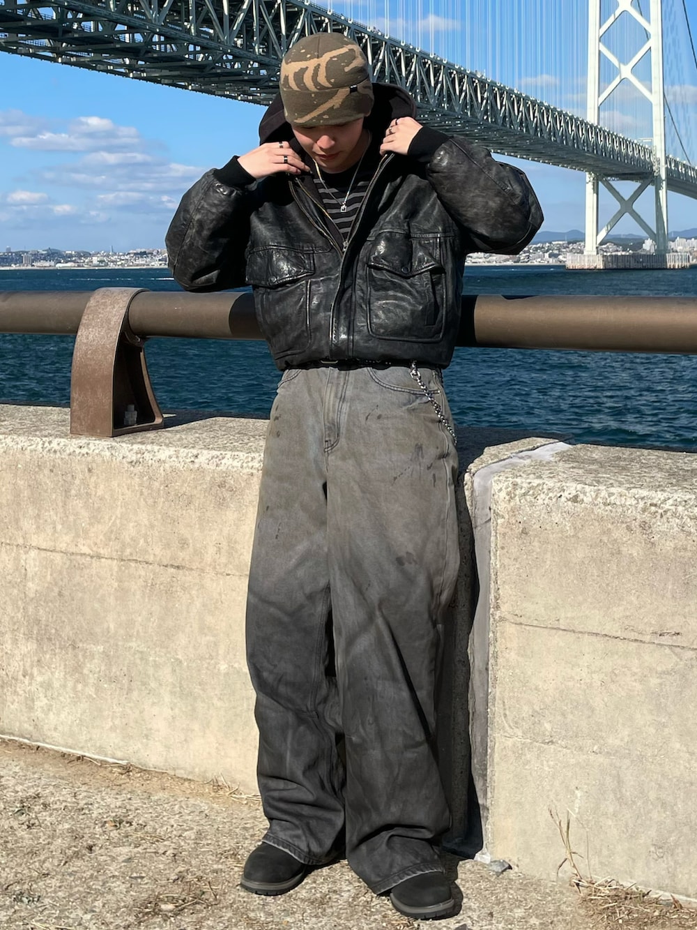 その他のデニムパンツ、ブラック系のブーツ、その他のTシャツ/カットソーを着用したメンズの秋コーディネートの2枚目の写真