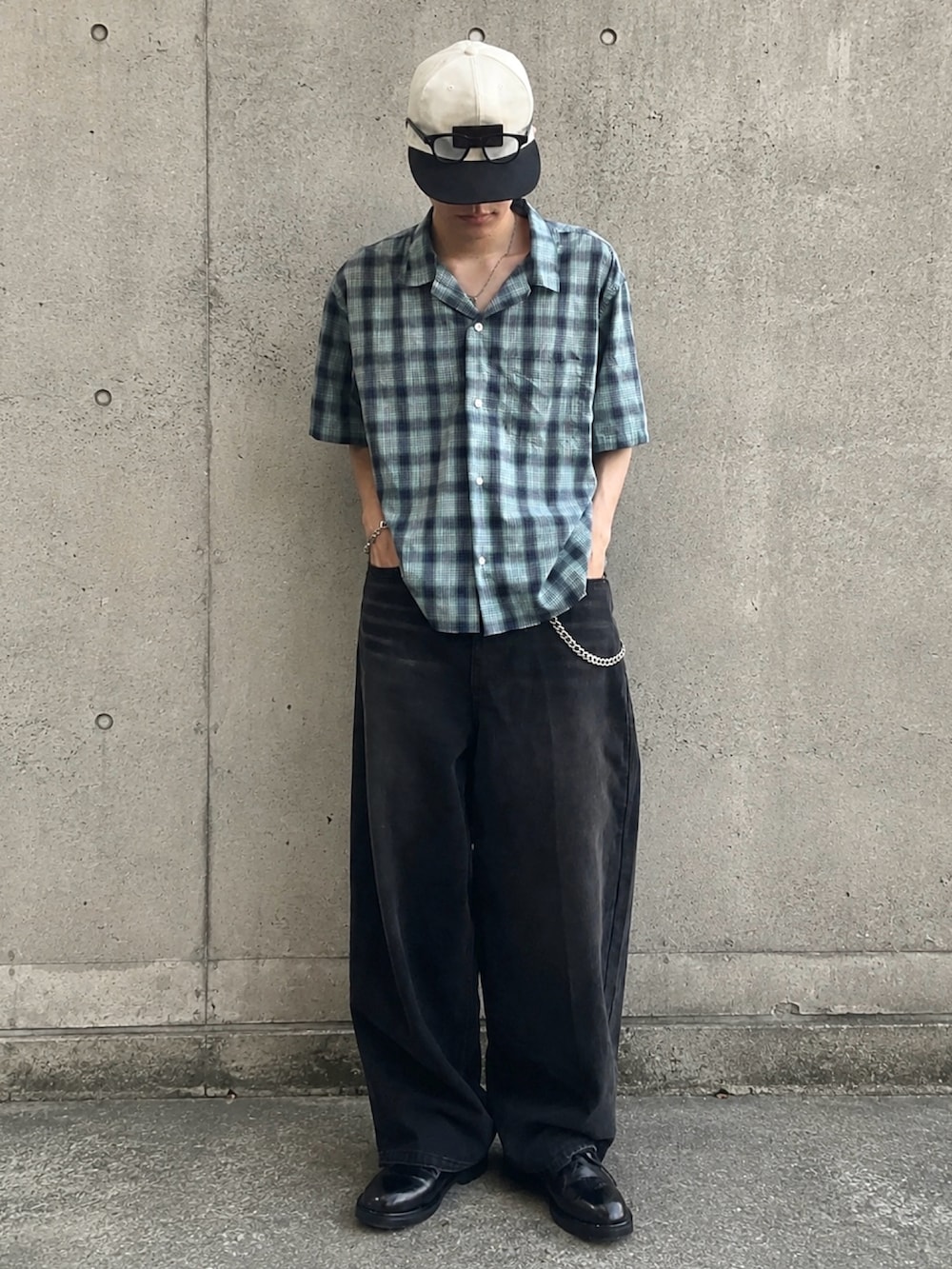 ブラック系のドレスシューズ、ブルー系のシャツ/ブラウス、ブラック系のデニムパンツを着用したメンズの夏コーディネートの2枚目の写真