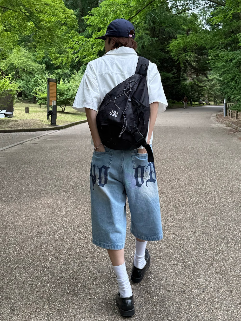 ホワイト系のシャツ/ブラウス、ブルー系のデニムパンツ、ブラック系のローファーを着用したメンズの夏コーディネートの3枚目の写真