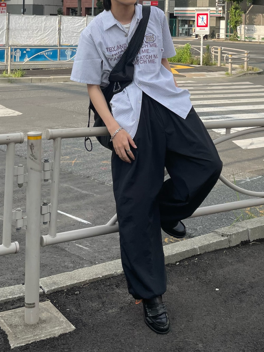 ブラック系のシャツ/ブラウス、ホワイト系のタンクトップ、ブラック系のその他パンツを着用したメンズの夏コーディネートの3枚目の写真