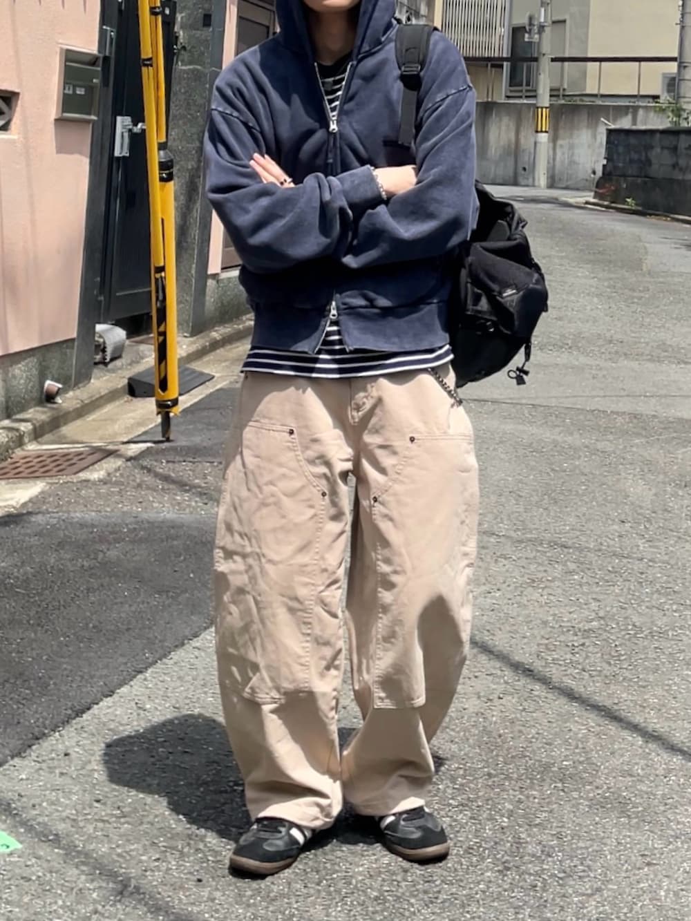 ベージュ系のその他パンツ、ブルー系のパーカー、ホワイト系のTシャツ/カットソーを着用したメンズの春コーディネートの2枚目の写真