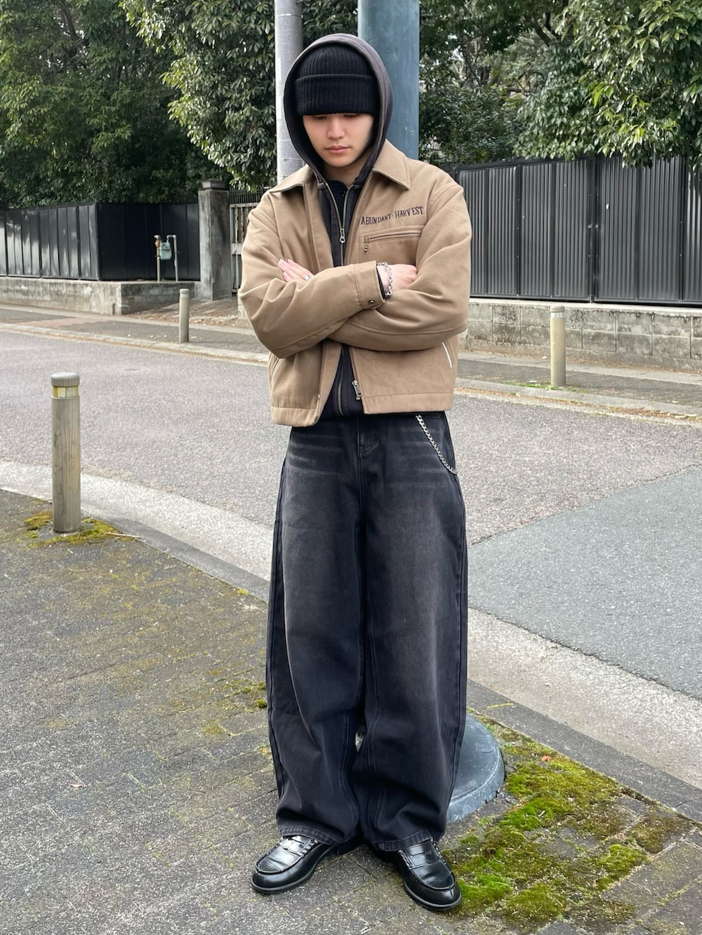 ブラック系のTシャツ/カットソー、イエロー系のブルゾン、ブラック系のローファーを着用したメンズの春コーディネートの2枚目の写真