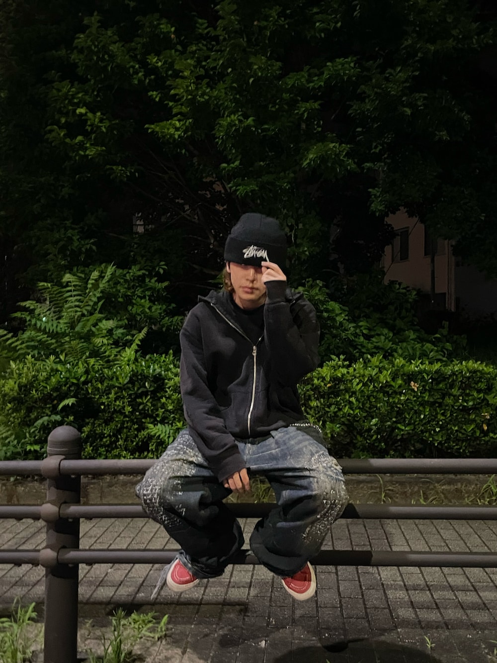 ブラック系のパーカー、レッド系のスニーカー、ブラック系のニットキャップ/ビーニーを着用したメンズの夏コーディネートの4枚目の写真