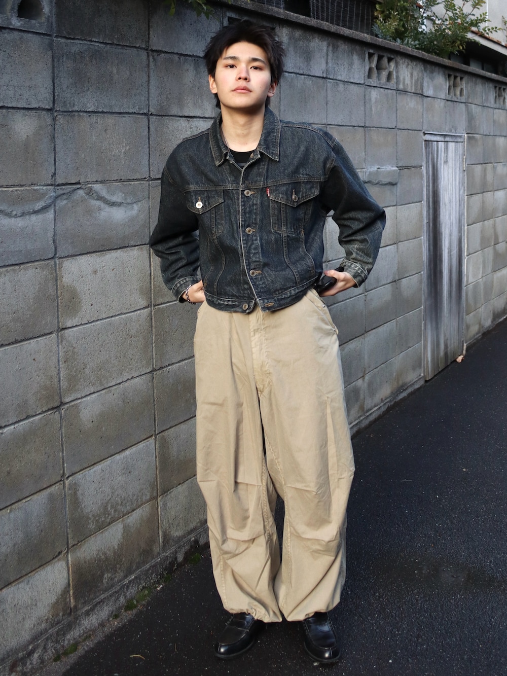 ブラック系のローファー、その他のTシャツ/カットソー、ベージュ系のカーゴパンツを着用したメンズの冬コーディネートの2枚目の写真