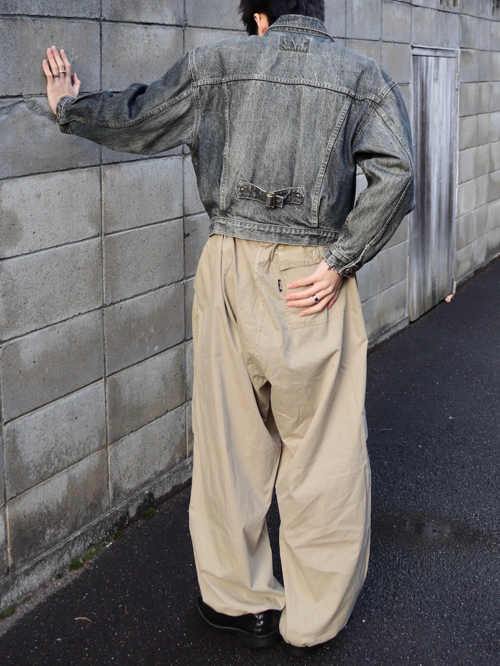 ブラック系のローファー、その他のTシャツ/カットソー、ベージュ系のカーゴパンツを着用したメンズの冬コーディネートの3枚目の写真