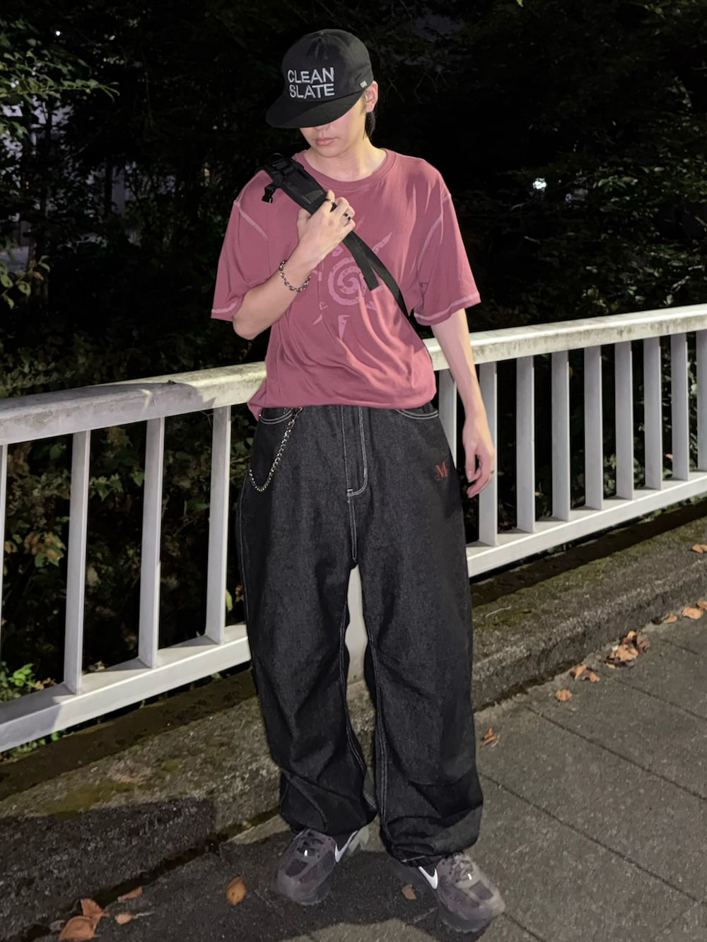 「ストリート、キャップ、Tシャツ、デニム、デニムパンツ、バギーパンツ、スニーカー、スポーツミックス、ショルダーバッグ、シティーボーイ、ブラック、ブラックコーデ、モノトーン、シンプルスタイル、低身長コーデ」｜「NIKEのナイキ ズーム ボメロ 5 メンズシューズ / Nike Zoom Vomero 5 Men's Shoes HF5493-201 Cave Stone（スニーカー、グレー系）」を使った、''r_e_n"さん（メンズ・167cm）の秋コーディネートの2枚目の写真