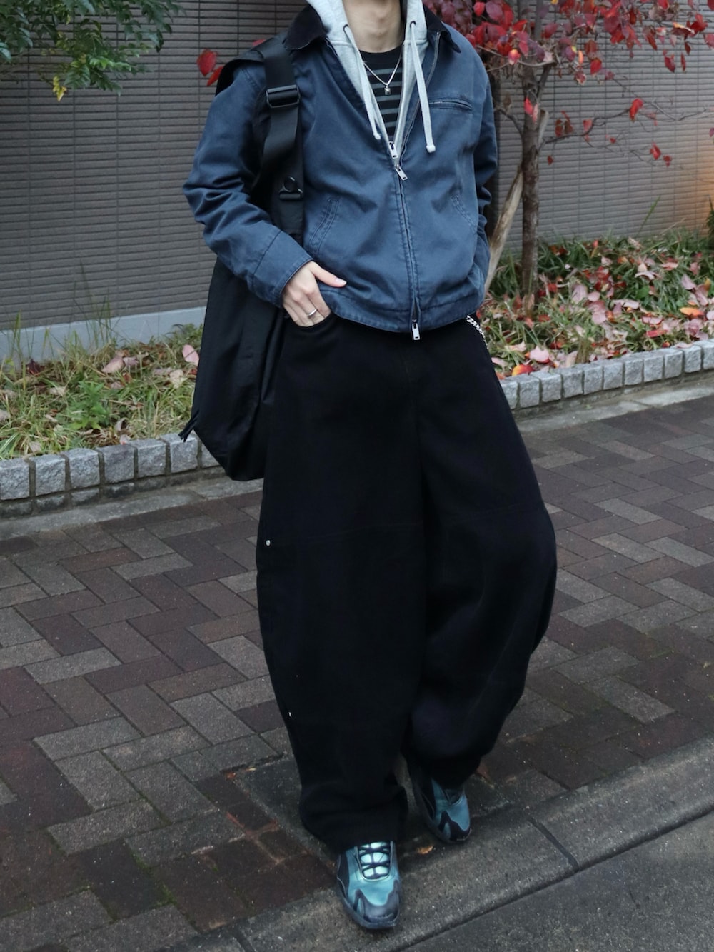 ブラック系のスニーカー、その他のその他アウター、その他のその他パンツを着用したメンズの冬コーディネートの4枚目の写真