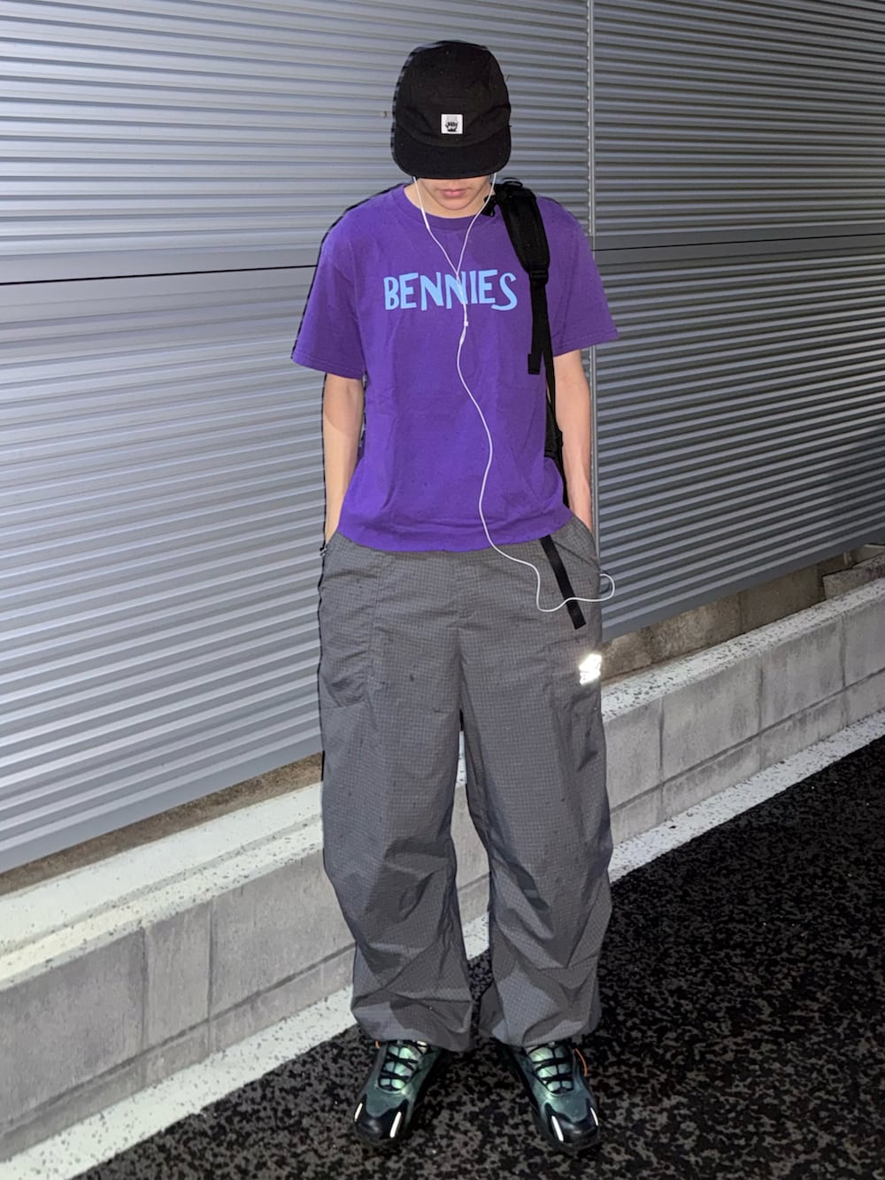 ブラック系のスニーカー、グレー系のカーゴパンツ、パープル系のTシャツ/カットソーを着用したメンズの夏コーディネートの2枚目の写真