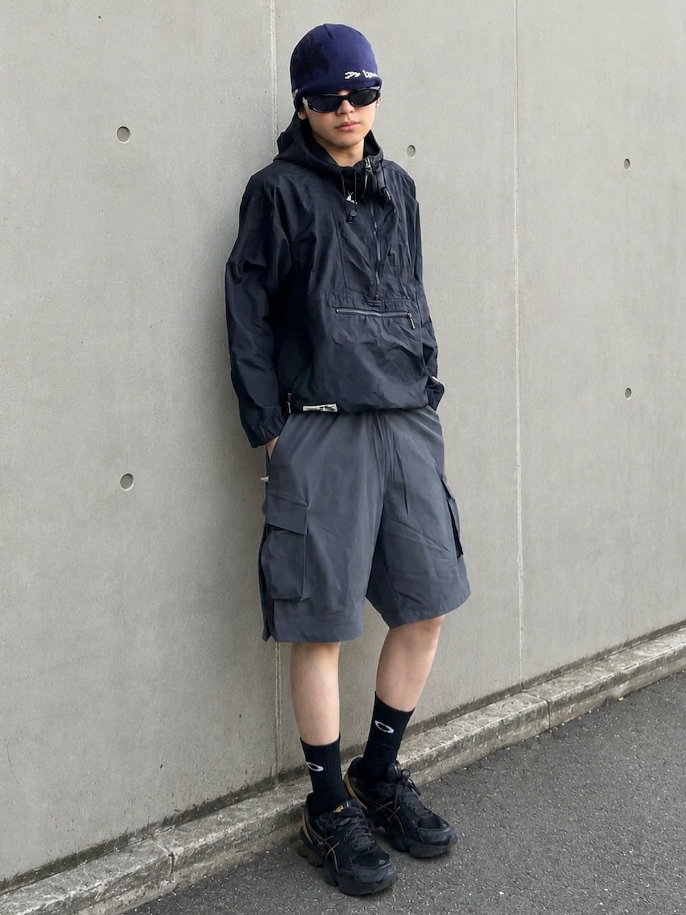 グレー系のその他パンツ、ブラック系のスニーカー、グリーン系のTシャツ/カットソーを着用したメンズの春コーディネートの2枚目の写真
