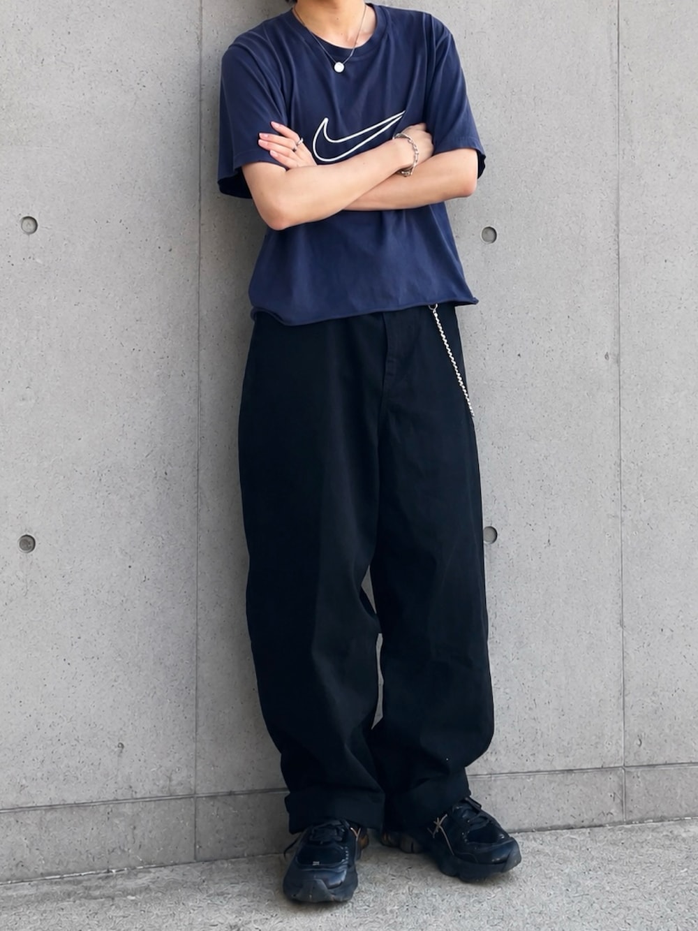 その他のその他パンツ、ブラック系のスニーカー、ブルー系のTシャツ/カットソーを着用したメンズの春コーディネートの3枚目の写真