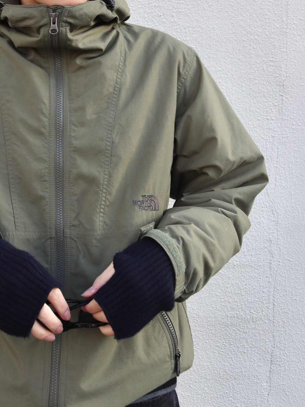 その他のTシャツ/カットソー、グリーン系のナイロンジャケット、ブラック系のスニーカーを着用したメンズの冬コーディネートの4枚目の写真