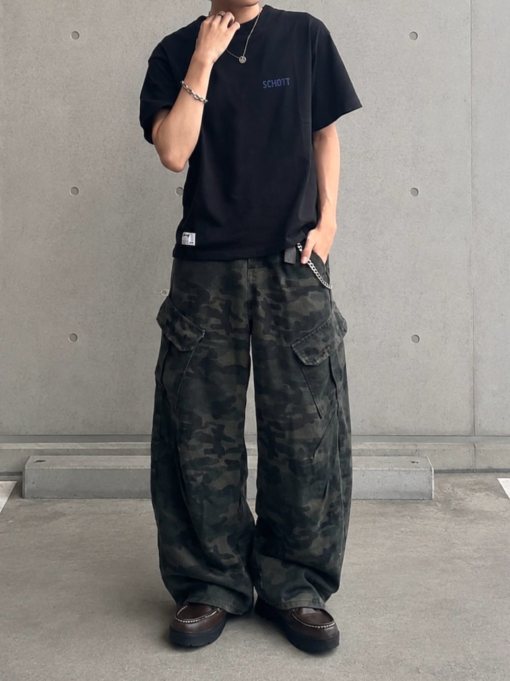 その他のカーゴパンツ、ブラック系のTシャツ/カットソー、ブラウン系のブーツを着用したメンズの夏コーディネートの3枚目の写真