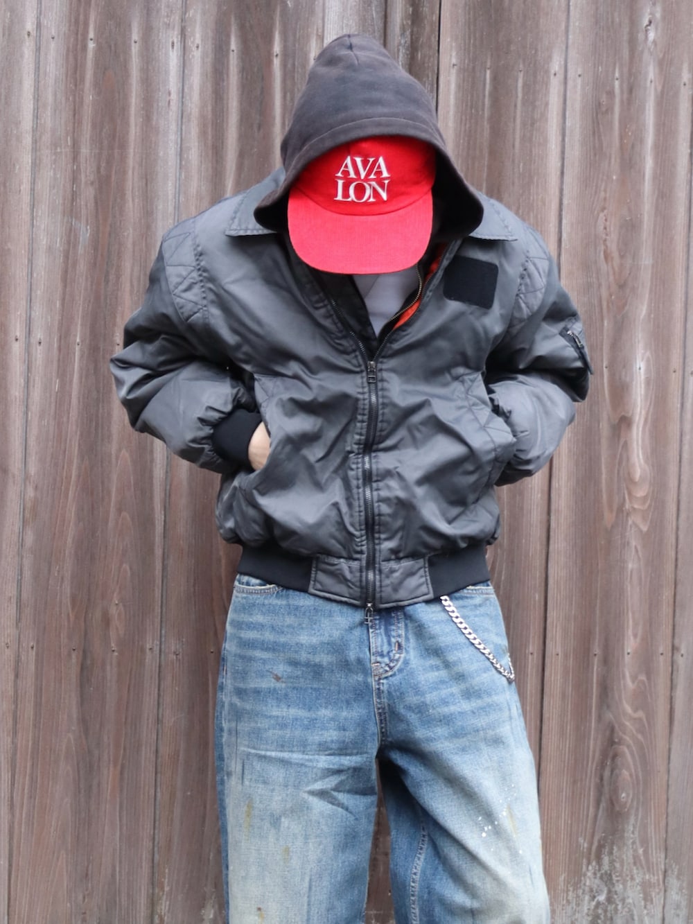 ホワイト系のTシャツ/カットソー、その他のMA-1、ブルー系のデニムパンツを着用したメンズの冬コーディネートの3枚目の写真