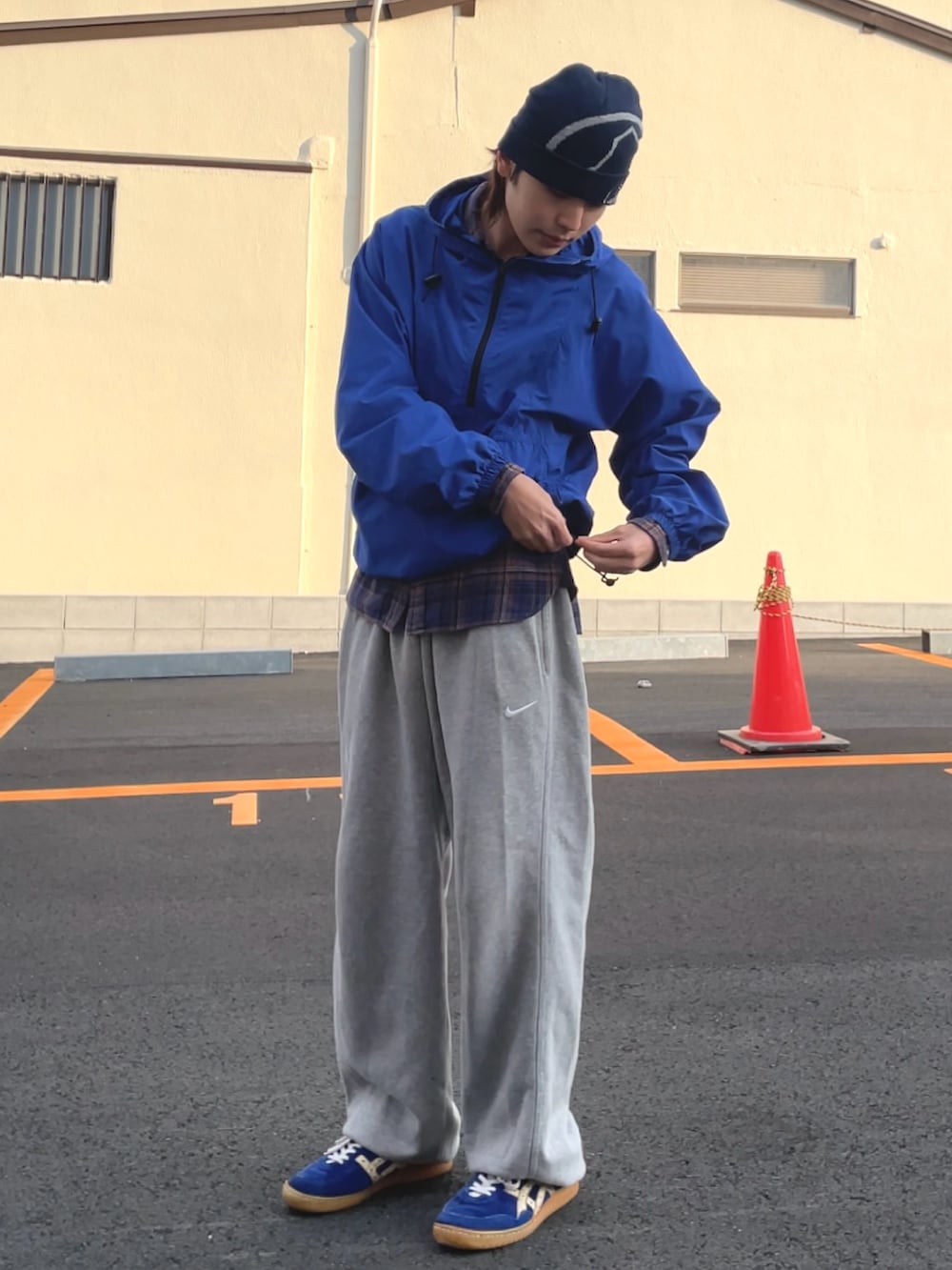 ブルー系のニットキャップ/ビーニーを着用したメンズの春コーディネートの2枚目の写真