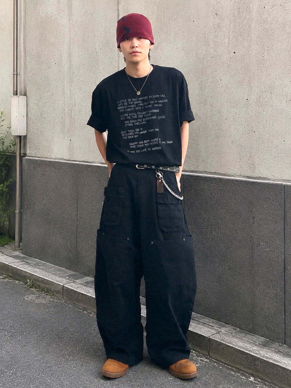 その他のTシャツ/カットソー、グリーン系のカーゴパンツ、ブラウン系のブーツを着用したメンズの秋コーディネートの2枚目の写真