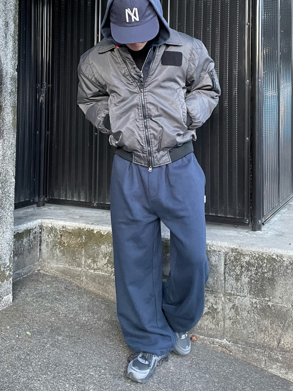 ブルー系のスウェットパンツ、その他のブルゾン、ブルー系のパーカーを着用したメンズの冬コーディネートの3枚目の写真