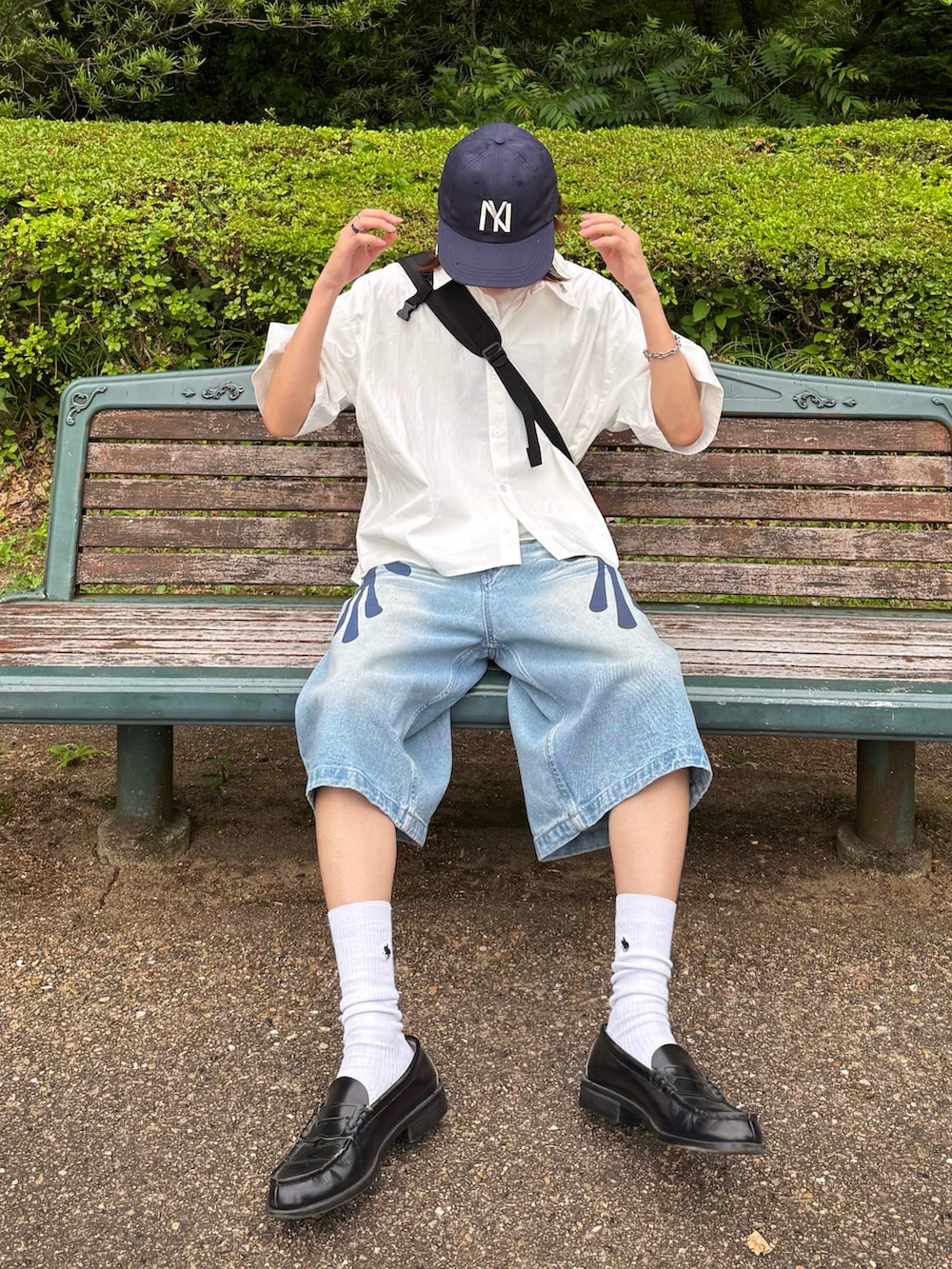 ホワイト系のシャツ/ブラウス、ブルー系のデニムパンツ、ブラック系のローファーを着用したメンズの夏コーディネートの4枚目の写真