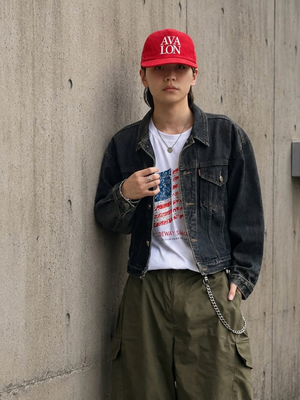 ホワイト系のTシャツ/カットソー、グリーン系のカーゴパンツ、ブラック系のローファーを着用したメンズの夏コーディネートの2枚目の写真
