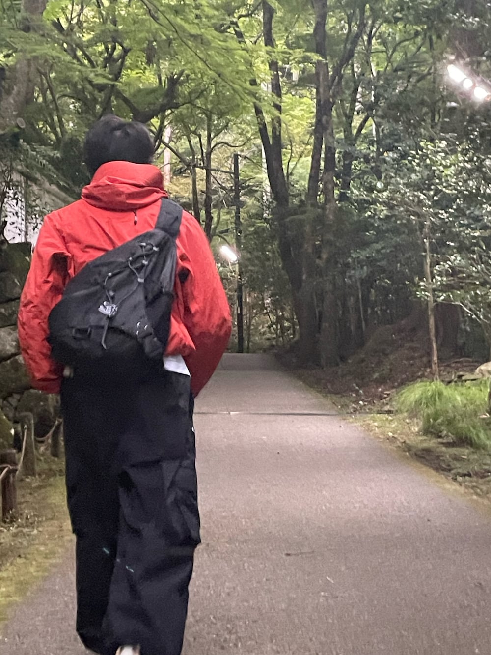 ホワイト系のタンクトップ、ホワイト系のスニーカー、ブラック系のカーゴパンツを着用したメンズの秋コーディネートの3枚目の写真