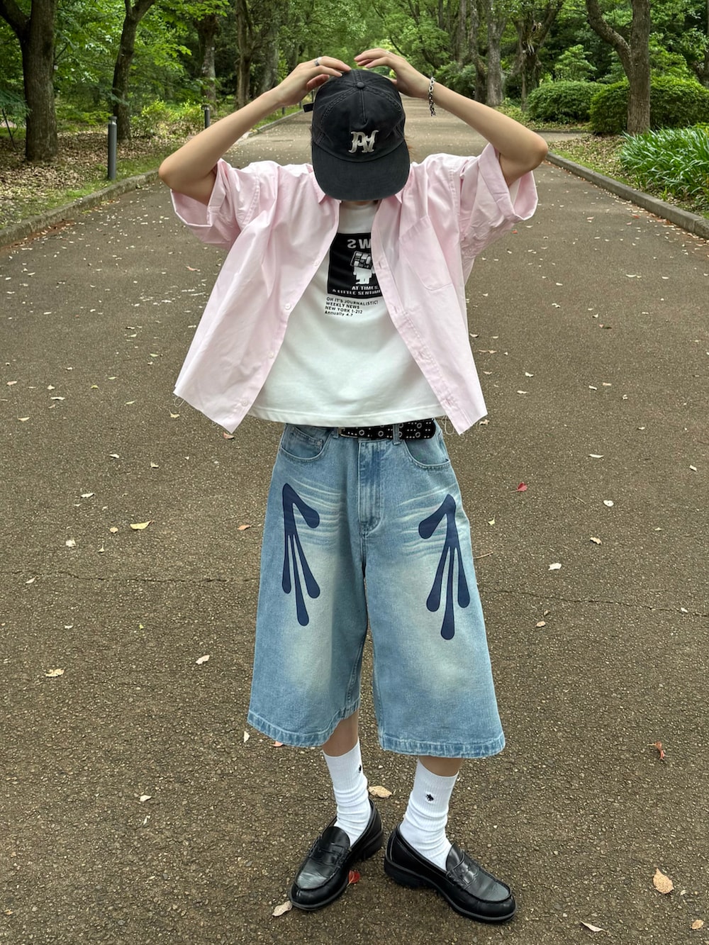 ピンク系のシャツ/ブラウス、ホワイト系のTシャツ/カットソー、ブルー系のデニムパンツを着用したメンズの夏コーディネートの2枚目の写真