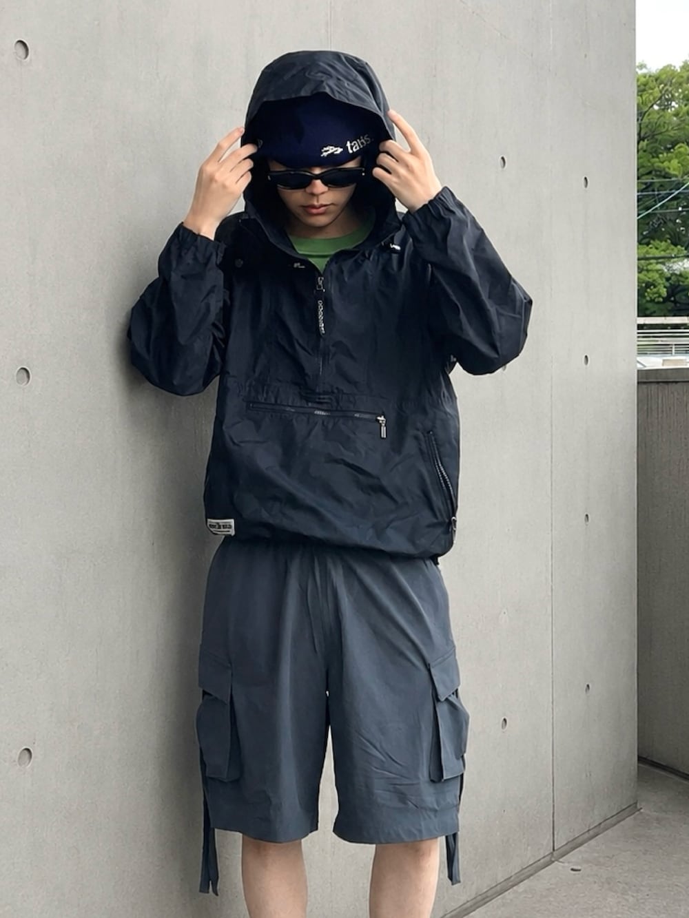 グレー系のその他パンツ、ブラック系のスニーカー、グリーン系のTシャツ/カットソーを着用したメンズの春コーディネートの3枚目の写真