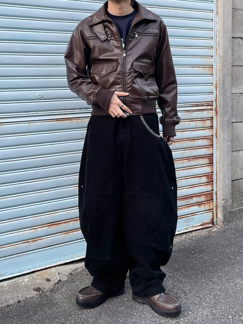 ブラウン系のブーツ、ブルー系のスウェット、その他のライダースジャケットを着用したメンズの冬コーディネートの3枚目の写真