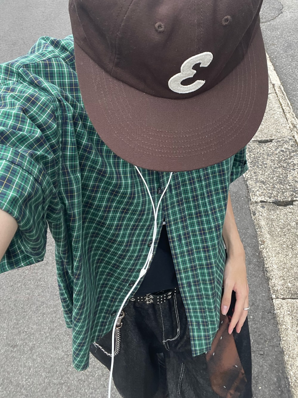 ブラウン系のブーツ、グリーン系のシャツ/ブラウス、ブラック系のデニムパンツを着用したメンズの夏コーディネートの4枚目の写真