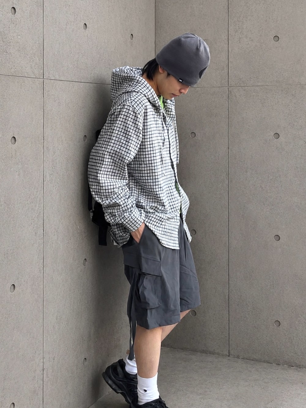 ホワイト系のシャツ/ブラウス、グレー系のその他パンツ、その他のメッセンジャーバッグを着用したメンズの春コーディネートの4枚目の写真